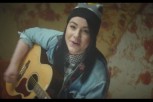 dite-to-neo-video-clip-tis-lucy-spraggan-gia-to-lighthouse