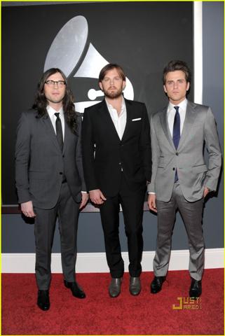 kings-of-leon-grammys-2011-04_Small