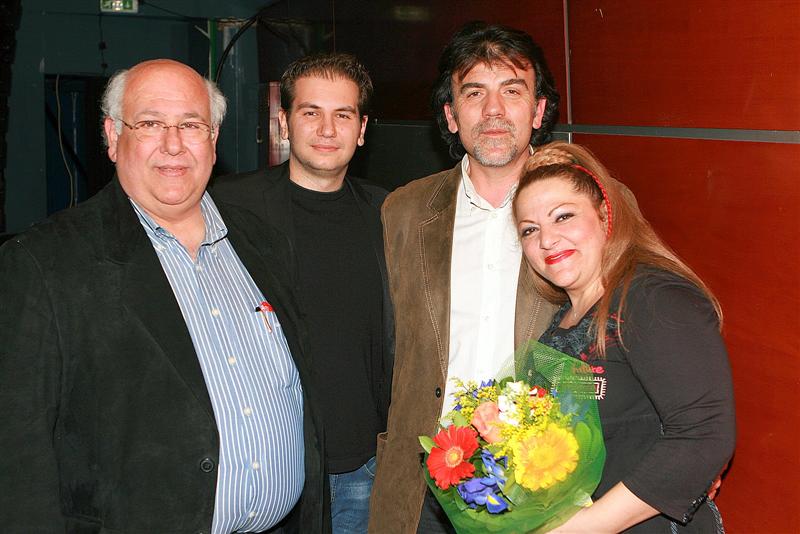 gynaikes_sta_prothyra_1_Medium