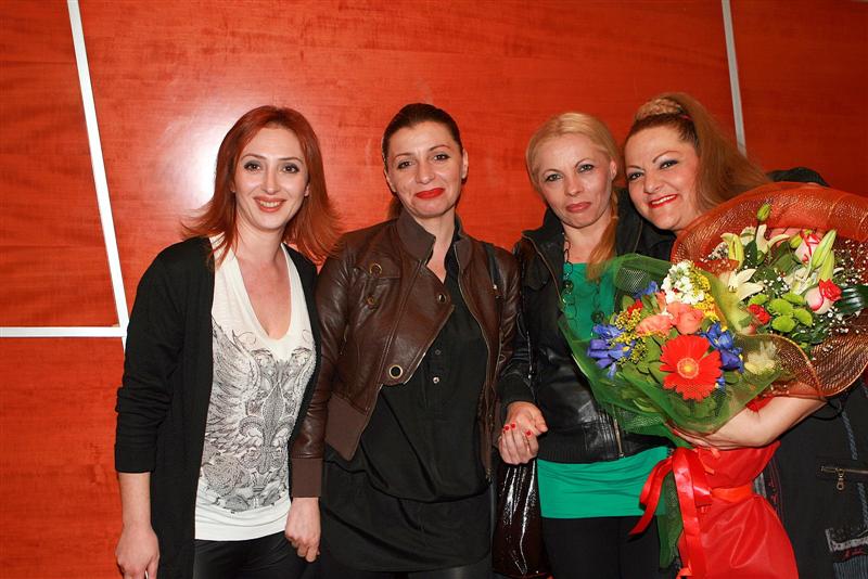 gynaikes_sta_prothyra_5_Medium