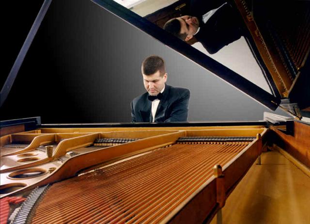 otan_to_monterno_sysantasgouros_3_Small