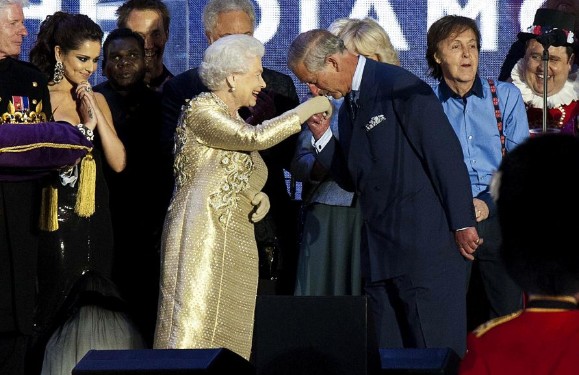 elizabeth_golddress_abcnet