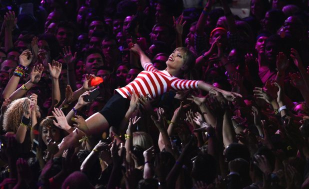 2012mtvvma_taylorswift_performs
