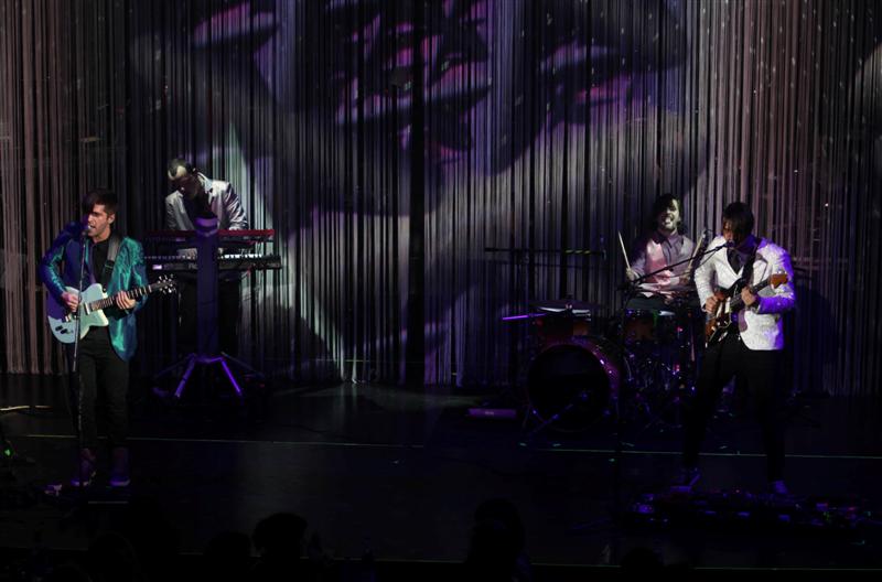 9565_WEDDING_SINGERS16122011_Medium