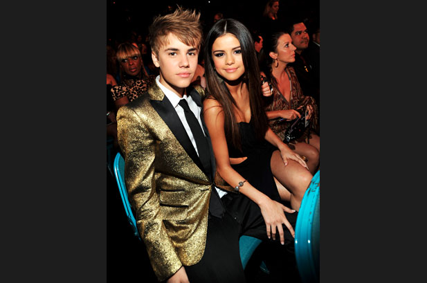 1112019-bieber-selena-gomez-show-bbma-2011-617-409