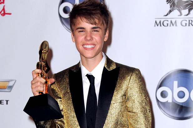 1112309-justin-bieber-winning-show-bbma-2011-617-409