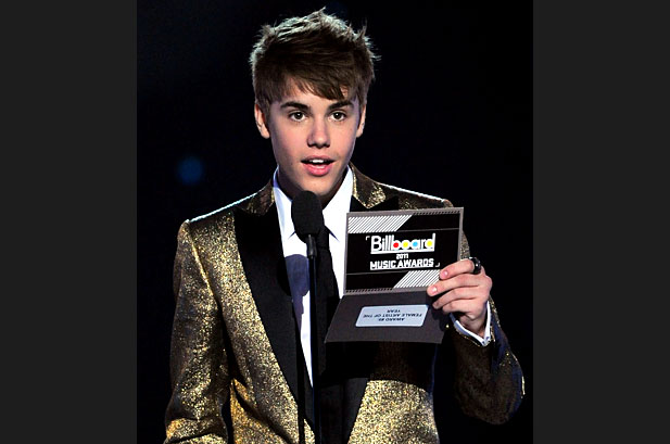 1112429-bieber-award-show-bbma-2011-617-409