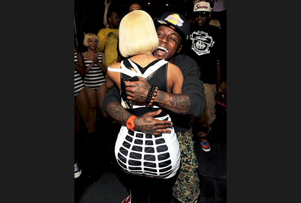 1112729-nicki-minaj-lil-wayne-hugging-show-bbma-2011-617-409
