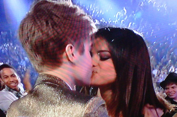 1112919-justin-kisses-selena-617-409