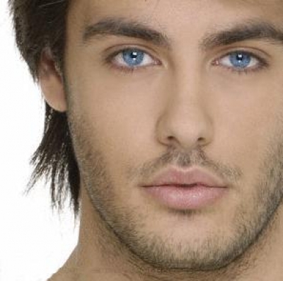 Δείτε τον Κώστα Μαρτάκη να τραγουδάει Χριστουγεννιάτικα