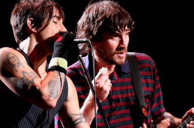 Οι Red Hot Chili Peppers ορφανοί από...