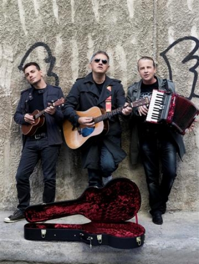 Δύο Νικολάδες κι ένας Μανώλης  συνεχίζουν να γιορτάζουν στο Σταυρό του Νότου...