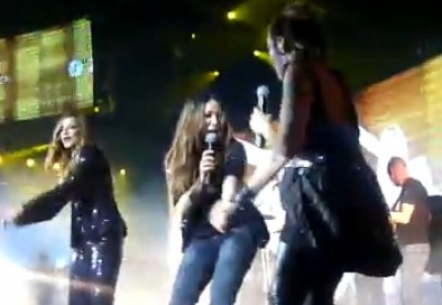 Η Καλομοίρα ανέβηκε στην πίστα και τραγουδάει μαζί με την Βίσση