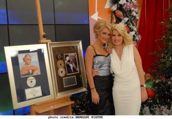 Νατάσα Θεοδωρίδου... Διπλή Πλατινένια Απονομή στον «Καφέ με την Ελένη»