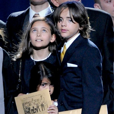 Τα παιδιά του Michael Jackson παρέλαβαν το βραβείο