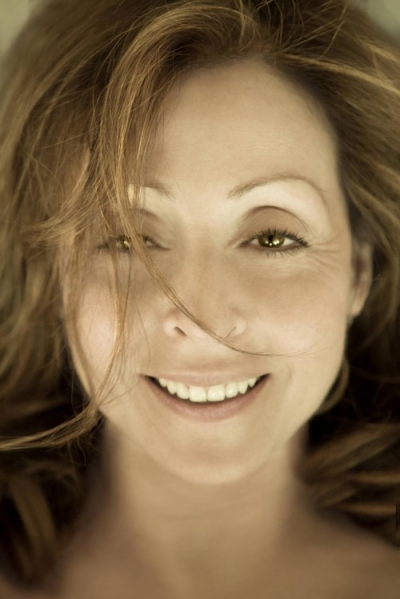 Η Βίκυ Λέανδρος τραγουδάει για τη Γη