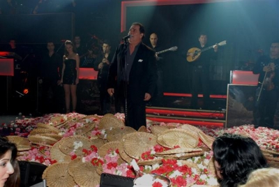 Λουλουδοπόλεμος στον Βασίλη Καρρά!!