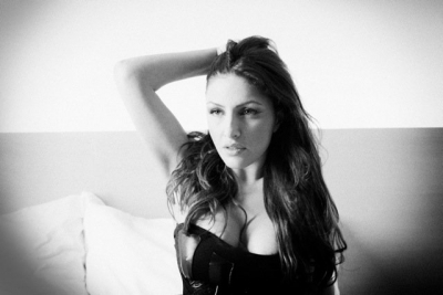 Ολόκληρο το νέο τραγούδι της Έλενας Παπαρίζου για την Ήβη "Ψάχνω Την Αλήθεια"!!!