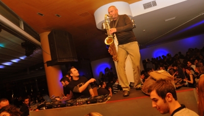 2000 άτομα στο opening στο Candy Bar South