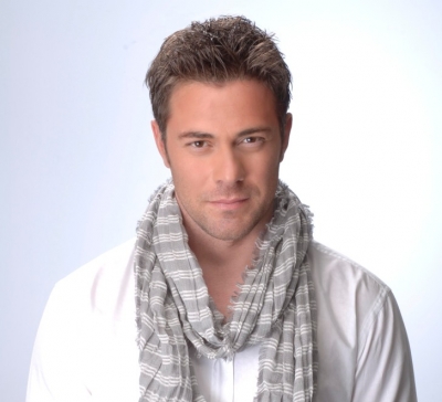 Επιστρέφει ο Χρήστος Χολίδης στην νυχτερινή Αθήνα