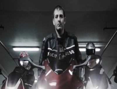 To "Οδηγώ και σε σκέφτομαι" σε μια νέα ρόκ εκτέλεση! 