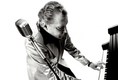 To "κακό παιδί" της Rock N' Roll επισκέπτεται την χώρα μας για μια και μοναδική εμφάνιση! 