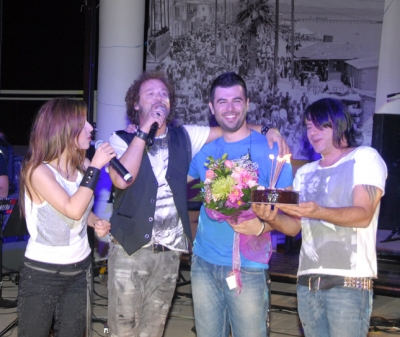 Έκπληξη στα γενέθλια του Γιώργου Παπαδόπουλου επί σκηνής!