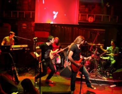 Γίνε πρωταγωνιστής στο νέο clip των Κόκκινων Χαλιών!