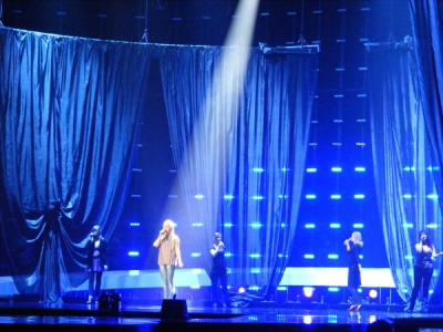 Η Aisha από τη Λετονία γεμίζει με τη φωνή της ολόκληρη τη σκηνή 