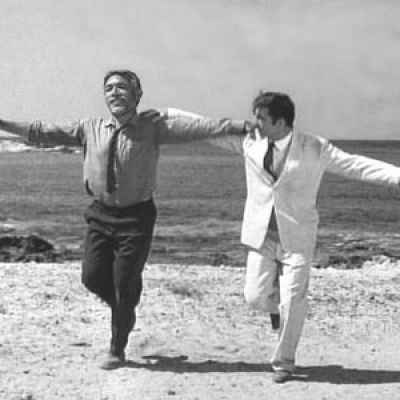 Οι Έλληνες διασκεδάζουν με τον πόνο τους.