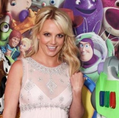 Αποκλειστικό: Δείτε την Britney να ποζάρει με τα ρούχα που σχεδίασε!!