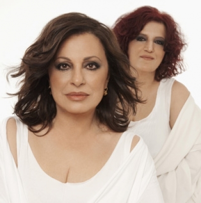 Η Χάρις Αλεξίου παρέα με την Μάρθα Φριντζήλα στο γήπεδο Γρεβενών 8 Ιουλίου!