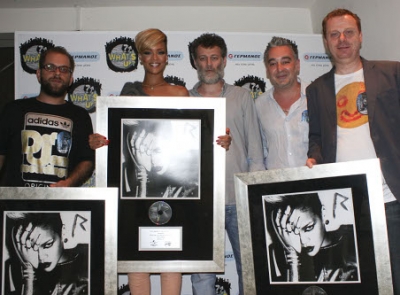 Η απονομή του πλατινένιου δίσκου της Rihanna