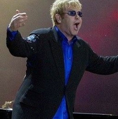 Ο Elton John τραγούδησε εκεί που άλλοι αρνήθηκαν