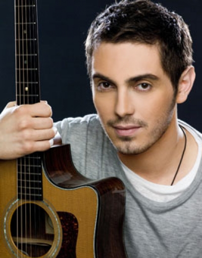 Ο Μιχάλης Χατζηγιάννης ξεκινάει το καλοκαίρι του στο Θέατρο Βράχων!