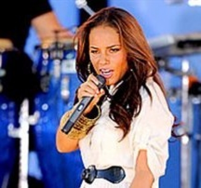Στη σκηνή η έγκυος Alicia Keys