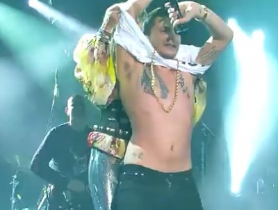 Τον έγδυσε στην σκηνή!