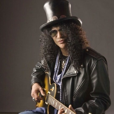 Του επιτέθηκαν πάνω στη σκηνή!