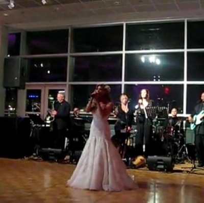 Δείτε την Annet να τραγουδάει "Natural Woman" στο γάμο της!