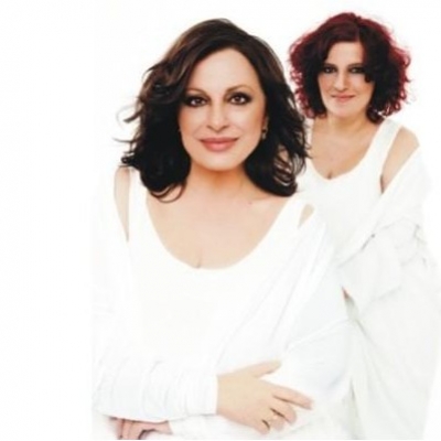 Η Χαρούλα Αλεξίου με την Μάρθα Φριντζήλα στο Λαύριο