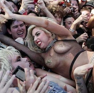 Lady Gaga: Δεν είχα σχεδιάσει να "πέσω" στο κοινό!