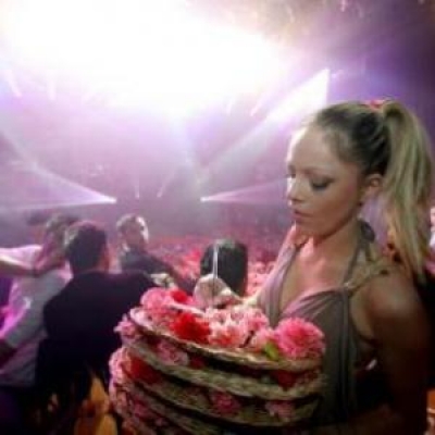 Ανάλογα και την θέση και η τιμή στα μπουζούκια.