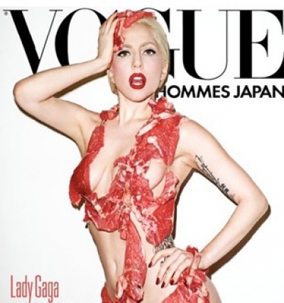 H Lady Gaga φωτογραφίζεται, η PETA αντιδρά.