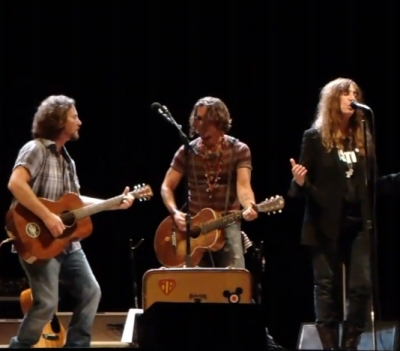 Johnny Depp, Patty Smith και Eddie Vedder στην ίδια σκηνή