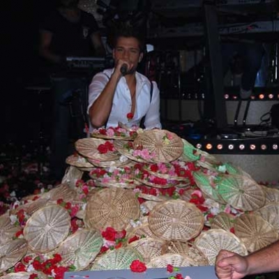 Κωνσταντίνος Αργυρός θαμμένος στα λουλούδια! 