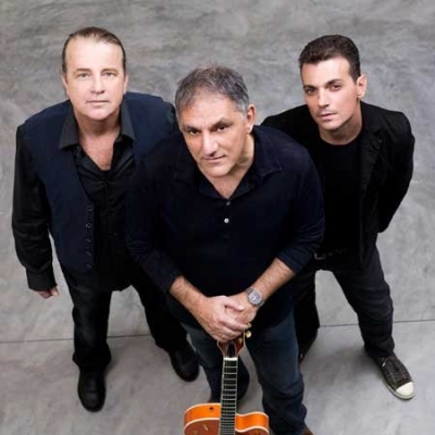 Κύπρος: δυο Νικολάδες κι ένας Μανώλης στη φωτεινή πλευρά της πόλης...