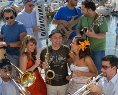 Οι Calu-Cacu & ο Ζακ Στεφάνου μας τραγουδούν ΄Σιγά μη γίνεις φίρμα'...Ακούστε το