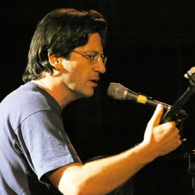 Θανάσης Παπακωνσταντίνου σε μια ξεχωριστή συναυλία