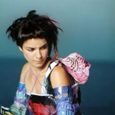 Ακούστε το νέο τραγούδι της Ανδριάνας Μπάμπαλη...