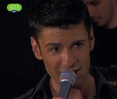 Δες τον Παναγιώτη Πετράκη να τραγουδάει την "Νεφέλη"